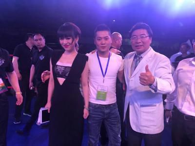 第30分钟，加拉格尔禁区前放倒努里，吃到黄牌，萨拉维亚任意球击中人墙！